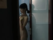 年輕翹臀小妹妹在浴室裡洗澡自拍