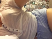 正妹在床上自拍她完美的乳房與臀部